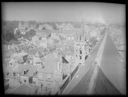 Alençon (Orne) : vue d'ensemble d'une partie de la ville ; en arrière plan la mairie, le château des Ducs et la Halle aux blés ; tour octagonale au premier plan