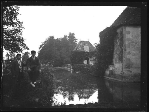 Colombiers (Orne) : Marc Bry avec un ami au château des Vignes, à l'Orangerie, le 27 juillet 1929