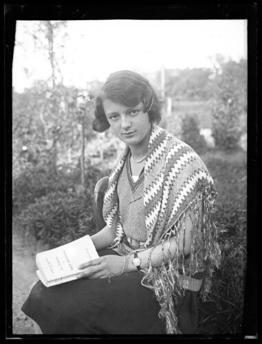 Madeleine Fournet avec, dans ses mains, le livre de Pierre de Nolhac "Le trianon de Marie-Antoinette", à La Haye de Poilley le 27 septembre 1931