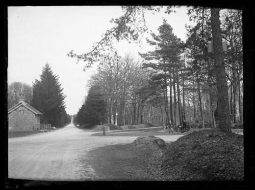 Forêt d'Ecouves, carrefour de la Croix Médavy : Marc Bry avec sa mère Juliette en moto, le 9 avril 1933