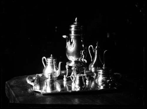 Service à café et thé en étain sur un plateau posé sur une table en bois, le 19 juillet 1930