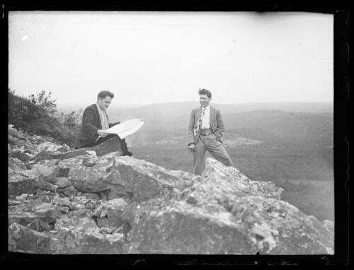Marc Bry avec son ami Perrin sur les rochers de la Butte-Chaumont, le 25 août 1929
