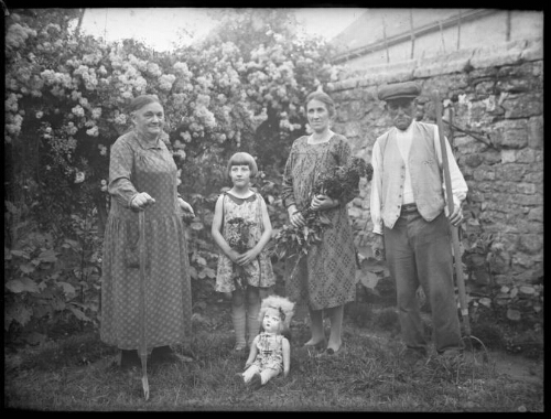 Essai (Orne) : Chez Ninie (Mme Gentil) avec Madeleine P. et des amis, le 24 juillet 1929
