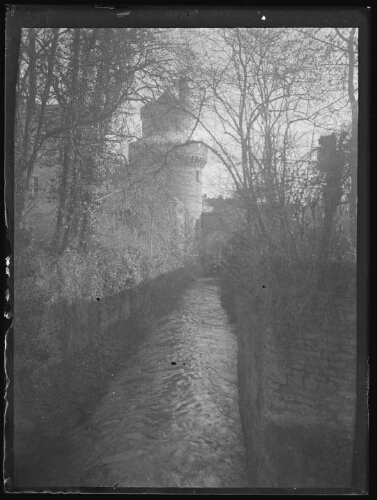Alençon (Orne) : cours d'eau La Briante et la tour couronnée du château d'Alençon, le 6 décembre 1929