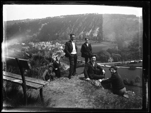 Marc Bry avec ses amis et un enfant au Mont Narbonne ; village de Saint-Léonard-des-Bois (Sarthe) dans la vallée de la Misère en arrière-plan