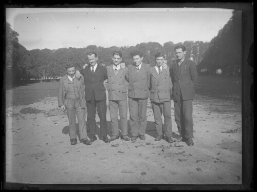Marc Bry avec ses amis au champ de foire à Alençon, le 13 octobre 1930