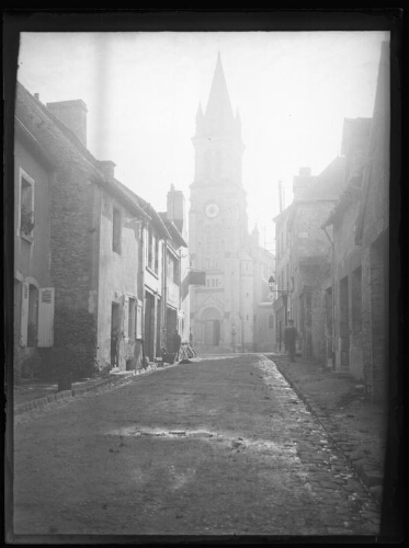 Alençon (Orne) : rue Saint-Pierre et église Saint-Pierre de Montsort, le 18 octobre 1930