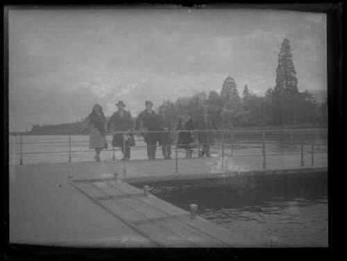 Marc Bry avec des amis sur un pont au-dessus d'un lac ?