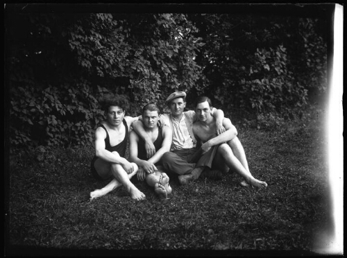 Marc Bry avec trois amis à l'école de natation, le 28 août 1930
