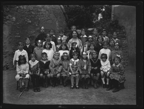 Photo de classe à l'école de Colombiers dirigée par Melle Aubry, à l'occasion de la distribution des prix, le 28 juillet 1929