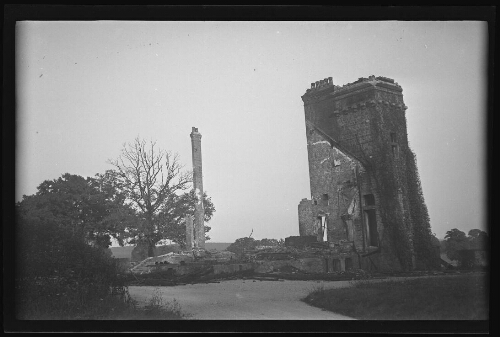 Bursard (Orne) : ruines du Chalet de Bois Roussel après l'incendie de 1935 avec la tour carrée et deux cheminées