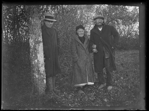 Marc Bry et ses grands-parents, Gustave et Augustine Chevalier, au lieu-dit « Le Gué » à Essay (Orne), le 17 novembre 1929