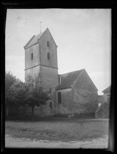Saint-Paterne (Sarthe) : église de Saint-Paterne avec son « clocher en bâtière »