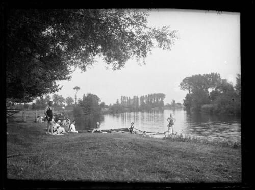 Scène de baignade : des personnes habillées ou en maillot de bain sont au bord d'un lac avec un chien, certaines sont sur un canoé, d'autres se baignent