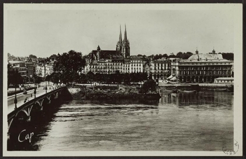 Bayonne - Le pont Saint-Esprit, l'Adour et l'Hôtel de Ville 