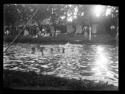 Scène de baignade à l'école de natation, le 28 août 1930