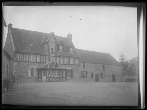 Maison à colombage dotée d'une véranda, à La Haye de Poilley, le 19 avril 1931