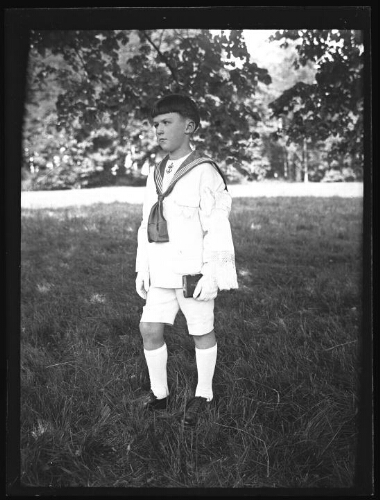 Jacques Bry, le frère de Marc, en habit de communiant au Bois Roussel le 28 juin 1931