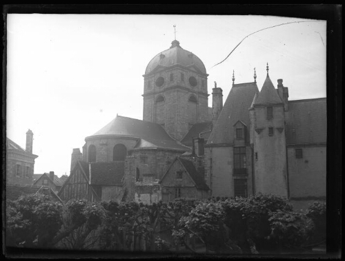 Alençon (Orne) : extérieurs de l'église Notre-Dame et de la maison d'Ozé, le 19 septembre 1935