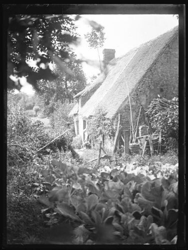 Maison de Gustave et Augustine Chevalier, les grands-parents de Marc Bry, au Gué à Essay le 14 juillet 1929