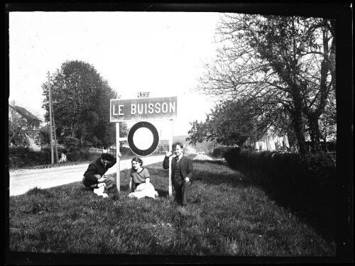 Marc Bry avec un couple d'amis près de la pancarte "N.155 Le Buisson", le 4 mai 1936