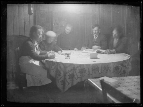Juliette, la mère de Marc Bry, avec un enfant et des amis assis autour d'une table : essai de pose à Bois Roussel le 1er janvier 1931