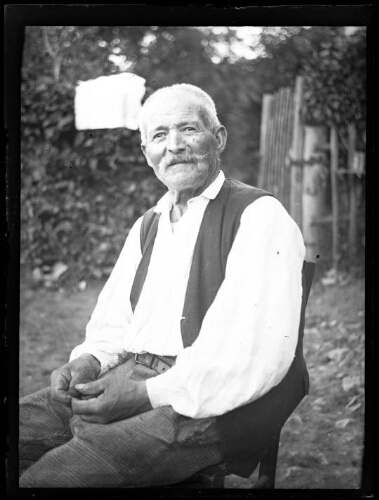 Gustave Chevalier, grand-père de Marc Bry, au lieu-dit « Le Gué »  à Essay (Orne), le 8 septembre 1929