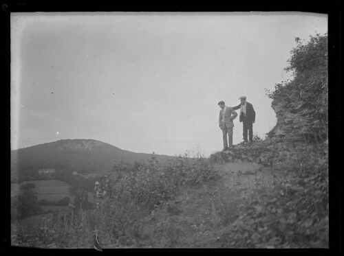 La Roche-Mabile (Orne) : Marc Bry avec Perrin dans les ruines du château de La Roche-Mabile, le 25 août 1929