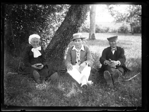 Marc Bry avec ses grands-parents, Gustave et Augustine Chevalier, à midi dans le pré au lieu-dit « Le Gué »  à Essay (Orne), le 14 juillet 1929
