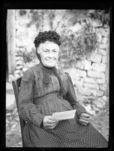 Augustine Chevalier, grand-mère de Marc Bry, au lieu-dit « Le Gué »  à Essay (Orne), le 8 septembre 1929