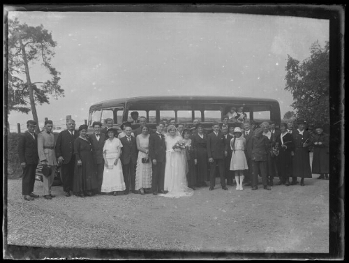 Photo de mariage prise devant un bus