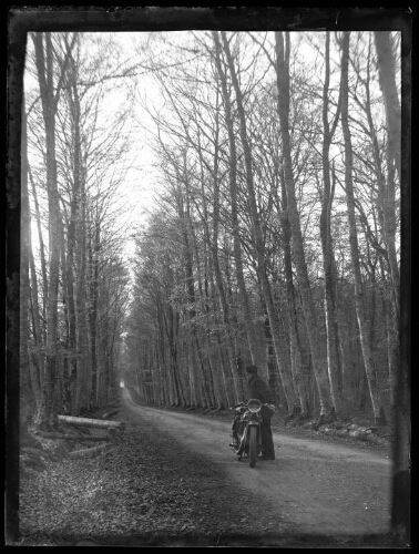 Marc Bry et sa moto à l'arrêt sur une route de forêt 