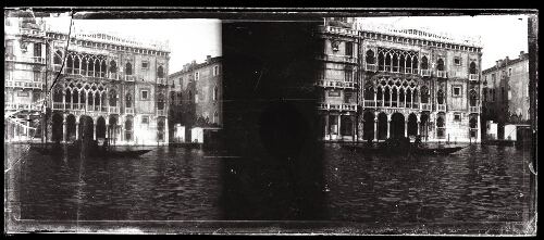Venise (Italie) : vue du palais de la Ca d'oro prise du grand canal à Venise ; gondole devant le palais