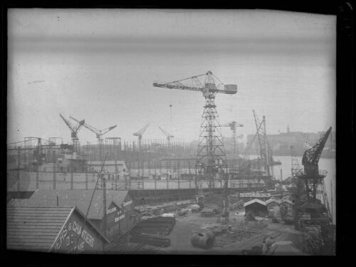 Nantes (Loire-Atlantique) : vue panoramique du port avec de nombreuses grues, le batiment des "Ateliers & chantiers de Bretagne" et à côté le batiment des "Ateliers & constructions de Bretagne"