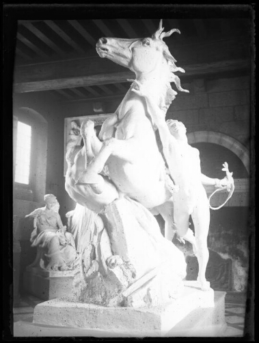 Statues : cheval cabré tenu par deux hommes ; déesse assise en arrière-plan