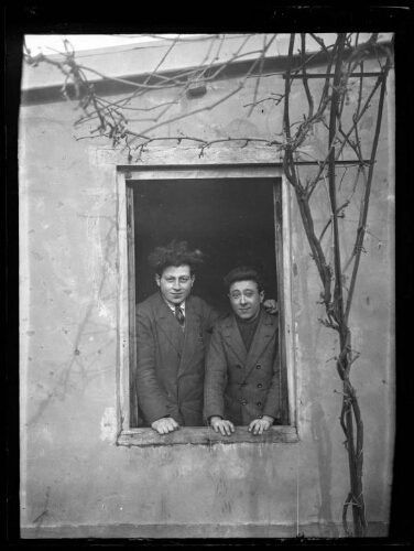Marc Bry avec son ami Dudule, rue Basses-Ruelles à Alençon, le 30 janvier 1931