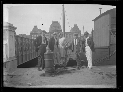 Le Havre (Seine-Maritime) : Marc Bry et ses amis au Havre le 24 août 1930 ; bourse de commerce en arrière-plan