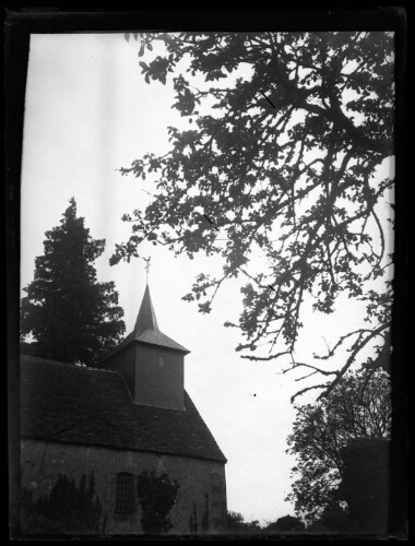 Eglise ou chapelle et son clocher à flèche de charpente surmonté d'une girouette avec un coq gaulois
