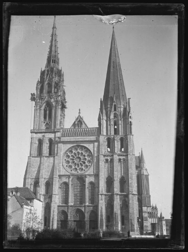 Chartres (Eure-et-Loir) : facade extérieure de la cathédrale Notre-Dame de Chartres ; militaire devant la cathédrale